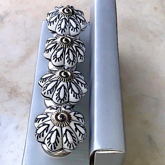 INSTANT FURNITURE UPDATE KNOBS PULLS BLACK WHITE SILVER SILVER SET OF 4 - Picture 5 of 7
